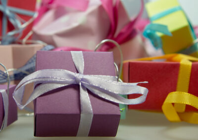 Bons d&rsquo;achat et cadeaux aux salariés :  les conditions pour ne pas payer de cotisations