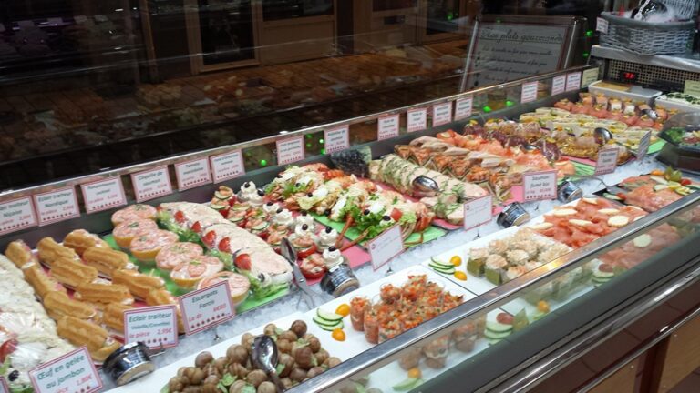 charcuterie traiteur deloge chatellerault artisans gourmands etale 768x432