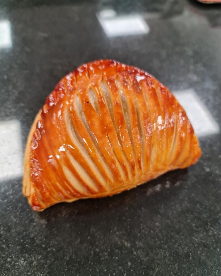 chausson aux pommes origine le bourhis artisans gourmands pyrenees atlantiques 768x960