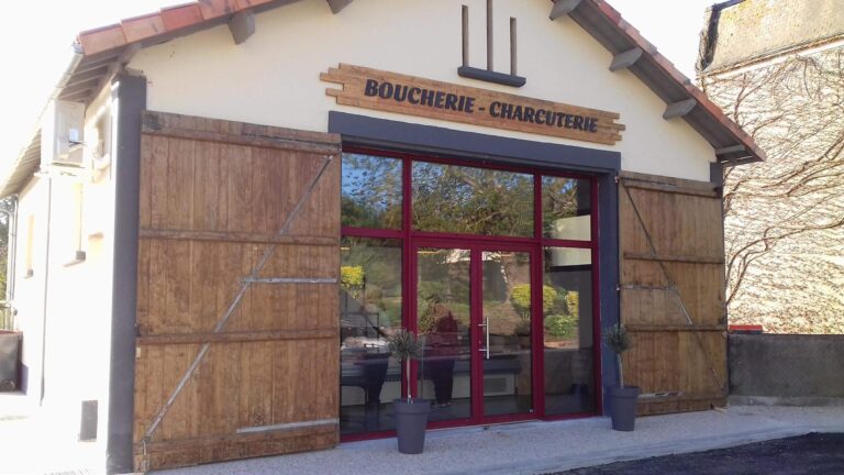 vitrine boucherie chez willy les trois moutiers artisans gourmands vienne 768x432