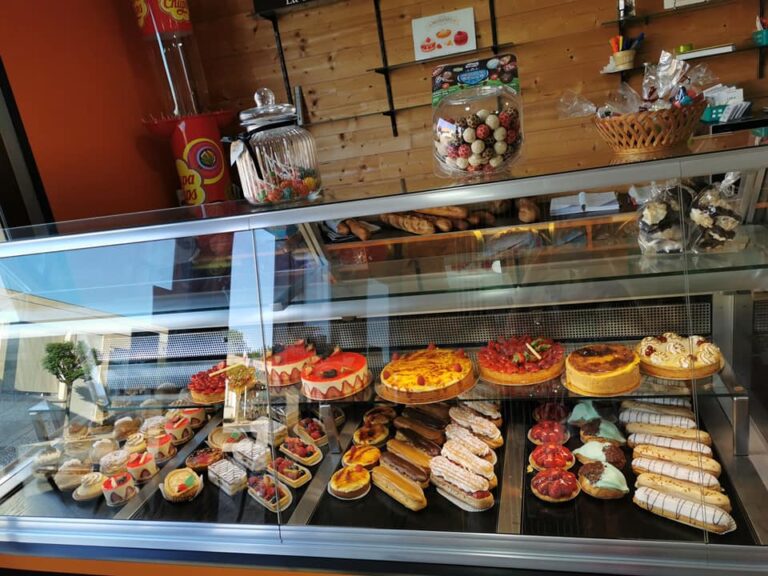 vitrine boulangerie patisserie au meni pain jean alexandre artisans gourmands deux sevres 1 768x576