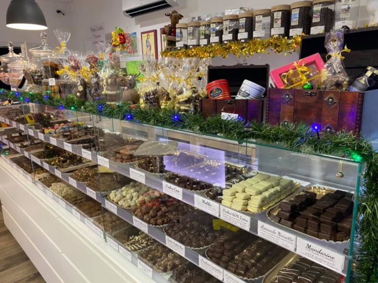 vitrine chocolaterie linstant douceurs artisans gourmands vienne dange 768x576