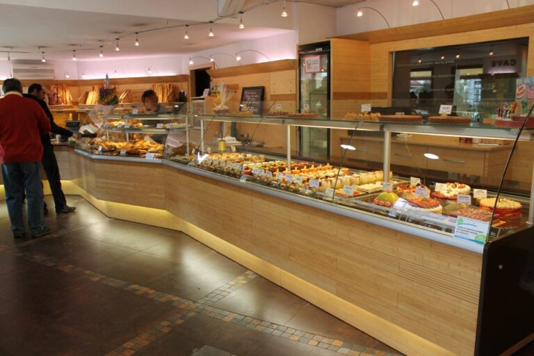 vitrine patisserie cuyala artisan gourmand pyrenees atlantiques 768x512